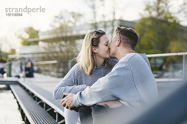 Junges Paar küsst sich auf dem Steg am Zürichsee  Zürich  Schweiz