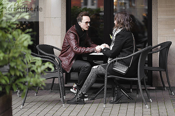 Junges Paar in einem Straßencafé in der Stadt