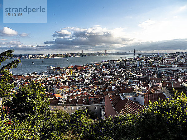 Blick über die Stadt mit dem Ponte 25 de Abril Tejo vom Miradouro da Nossa Senhora do Monte  Lissabon  Portugal