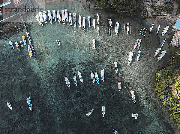 Luftaufnahme der Boote am Strand von Nusa Penida  Nusa Penida  Bali  Indonesien