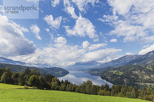 Blick Richtung Millstatt und Seeboden  Millstätter See  Kärnten  Österreich