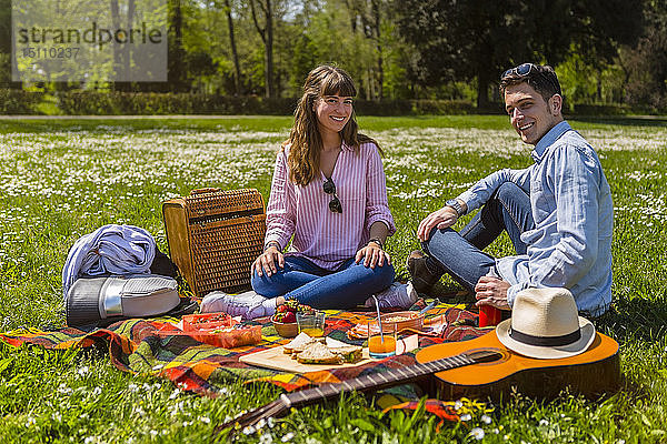 Junges Paar beim Picknick mit gesundem Essen in einem Park