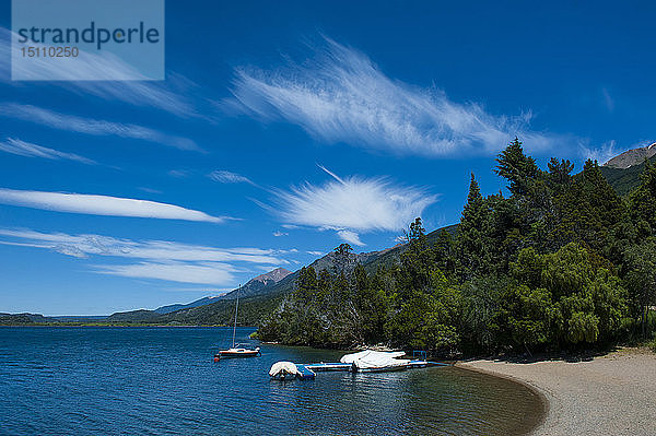 Strand eines Bergsees im Los Alerces-Nationalpark  Chubut  Argentinien  Südamerika