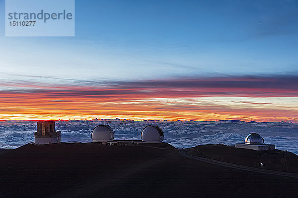 USA  Hawaii  Vulkan Mauna Kea  Teleskope der Mauna-Kea-Observatorien bei Sonnenuntergang