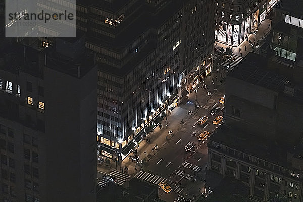 Wolkenkratzer und Straßenschlucht mit Taxis bei Nacht  Manhattan  New York City  USA