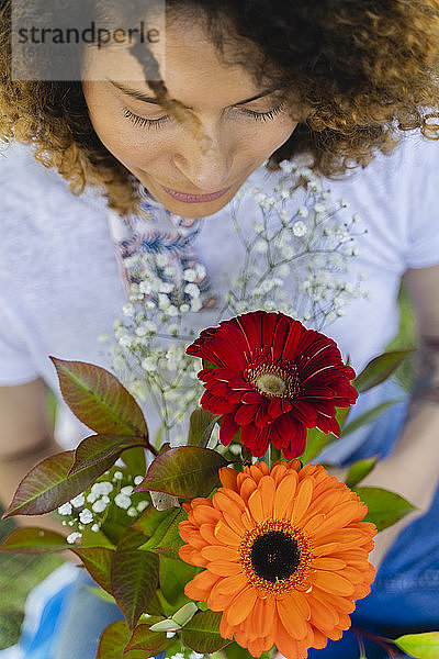 Nahaufnahme einer Frau  die Blumen im Freien hält