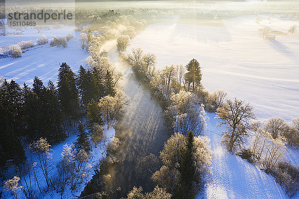 Deutschland  Bayern  Sonnenaufgang an der Loisach bei Eurasburg im Winter  Luftaufnahme