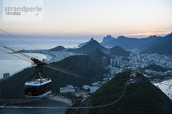 Blick vom Zuckerhut-Berg mit der Seilbahn bei Sonnenuntergang  Rio de Janeiro  Brasilien
