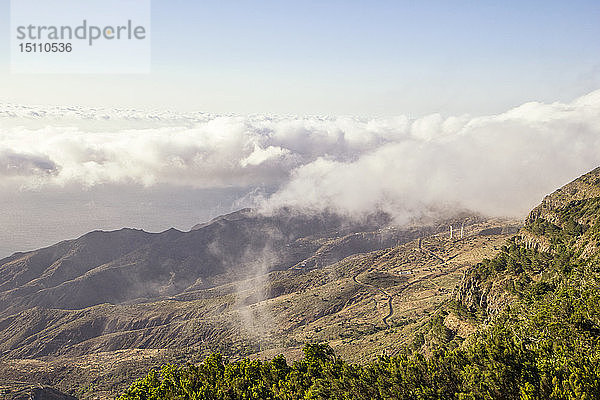 Spanien  Kanarische Inseln  La Gomera  Mirador de Alojera  Wolken über der Landschaft