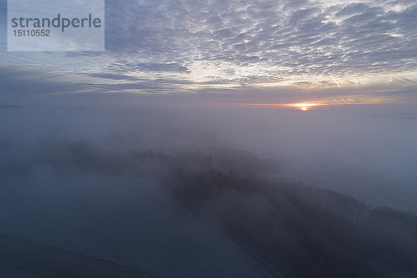 Deutschland  Bayern  Sonnenaufgang über nebliger Landschaft  Luftaufnahme
