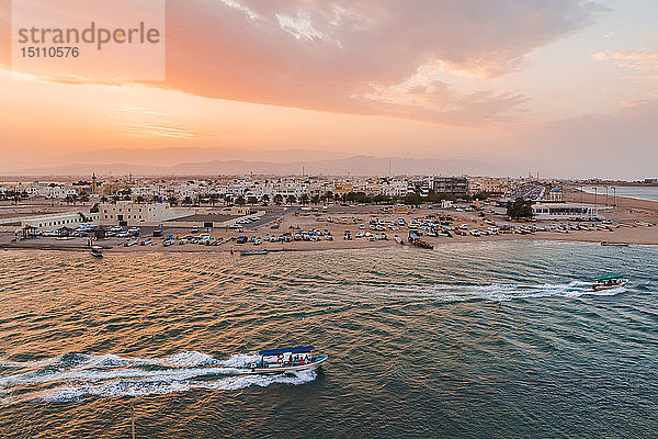 Boote auf dem Meer bei Sonnenuntergang  Sur  Oman