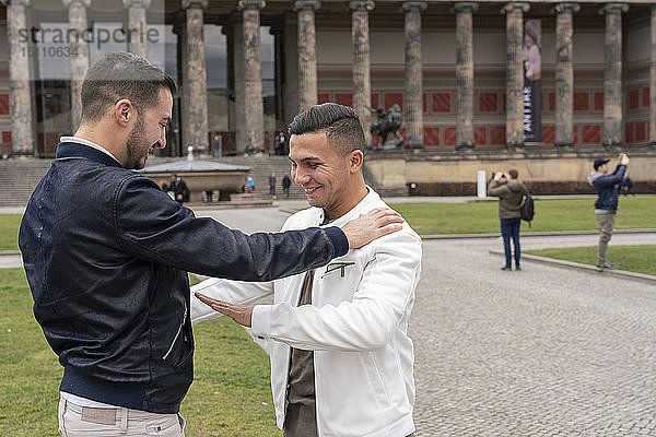 Junger Mann macht seinem Freund einen Heiratsantrag im Lustgarten  Berlin  Deutschland