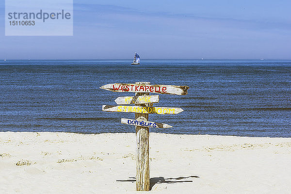 Niederlande  Domburg  Strand und Wegweiser