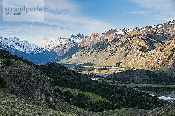 Panorama der Landschaft um El Chalten  Nationalpark Los Glaciares  Argentinien  Südamerika