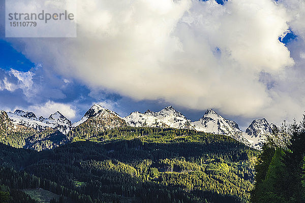 Italien  Trentino-Südtirol  Predazzo  schneebedeckte Dolomiten