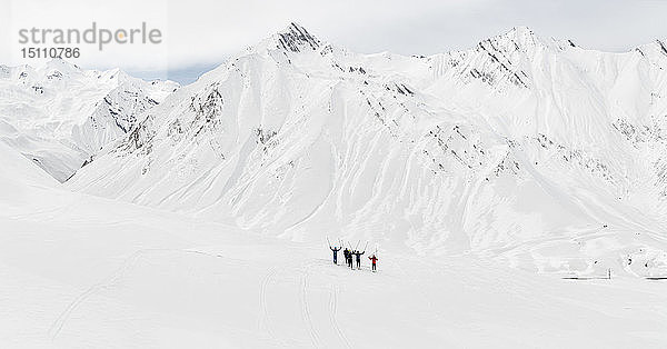 Georgien  Kaukasus  Gudauri  Gruppe von Menschen  die einer Skitour zujubeln