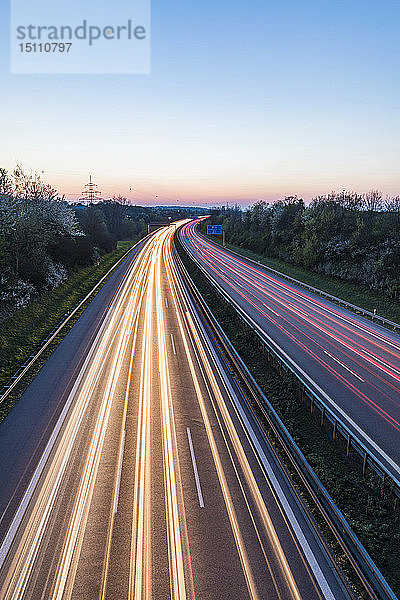 Deutschland  Baden-Württemberg  Ampelschleifen auf der Autobahn A8 in der Dämmerung