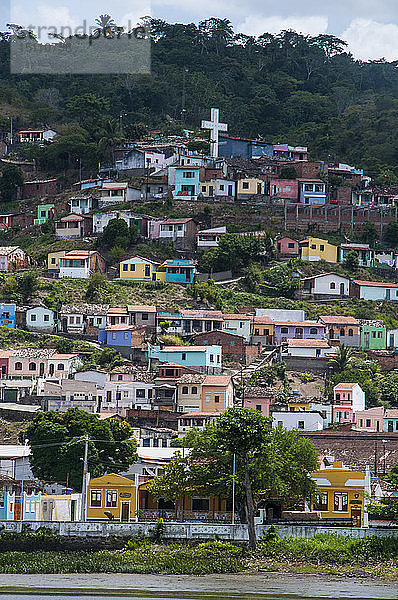 Übersehen Sie die bunten Häuser in Cachoeira  Brasilien