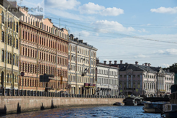 Wasserkanal im Zentrum von St. Petersburg  Russland