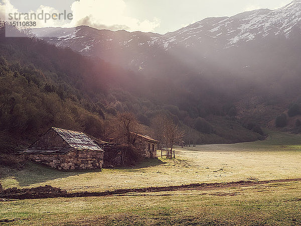 Spanien  Asturien  Kantabrisches Gebirge  Berghütte Refugio de Branagallones