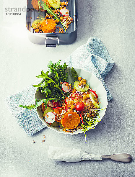 Gemüse-Poke-Schale mit Dinkel  Kichererbsen  Rettich  Rucola und Süßkartoffeln