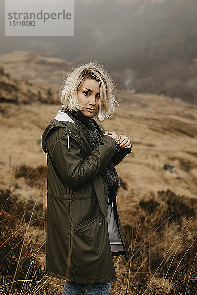 Großbritannien  Schottland  Hochland  Porträt einer jungen Frau in ländlicher Landschaft