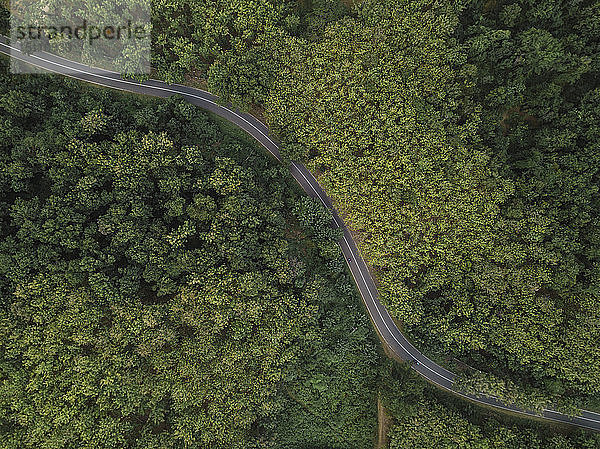 Luftaufnahme einer Straße in den Bergen  West-Sumbawa  Indonesien
