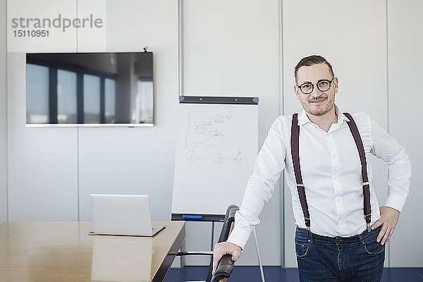 Porträt eines selbstbewussten Geschäftsmannes im Konferenzraum im Büro
