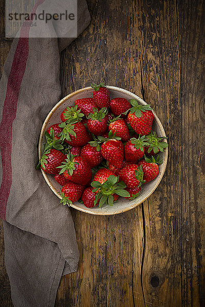 Bio-Erdbeeren in einer Schale  von oben