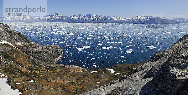 Grönland  Ostgrönland  Panoramablick auf den Fjord Sermilik