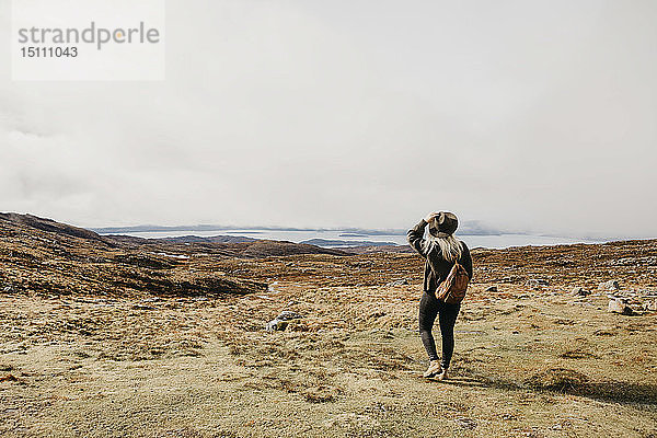 UK  Schottland  Highland  Applecross  Rückansicht einer jungen Frau in ländlicher Landschaft