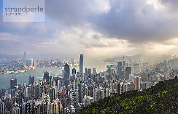 Skyline von Hongkong Mitte und Victoria Harbour  Hongkong  China