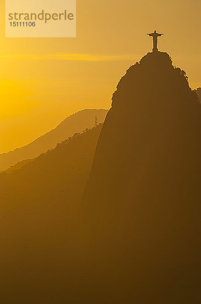Blick vom Zuckerhut auf die Christus-Erlöser-Statue im Gegenlicht  Rio de Janeiro  Brasilien