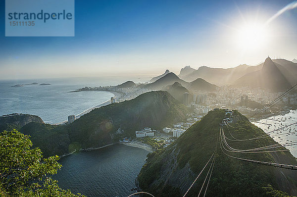 Blick vom Zuckerhut bei Sonnenuntergang  Rio de Janeiro  Brasilien