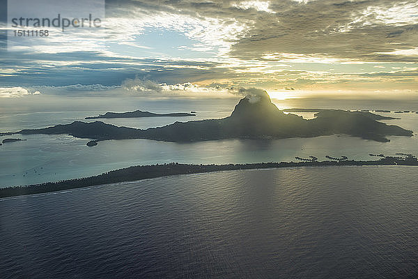Französisch-Polynesien  Luftaufnahme von Bora Bora bei Sonnenuntergang
