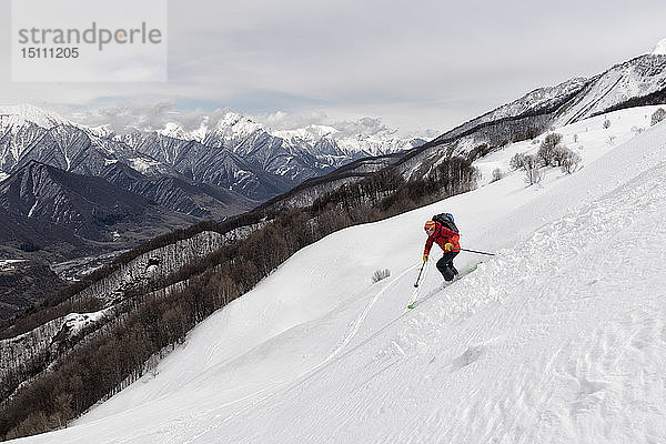Georgien  Kaukasus  Gudauri  Mann auf einer Skitour beim Abfahrtslauf