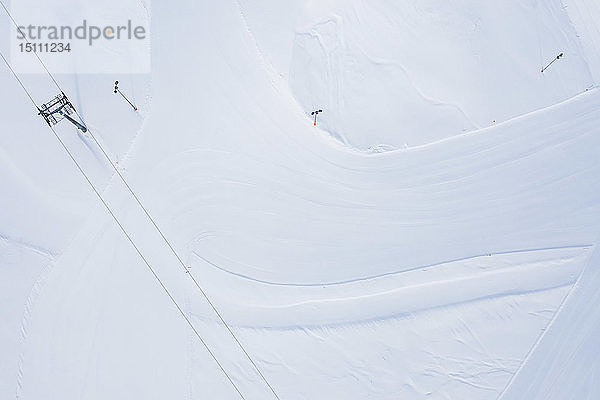 Österreich  Tirol  Galtür  Blick auf Skipiste und Sessellift im Winter  Luftaufnahme