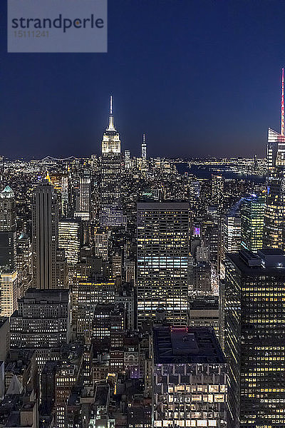 Skyline bei Nacht mit dem Empire State Building im Vordergrund und dem One World Trade Center im Hintergrund  Manhattan  New York City  USA