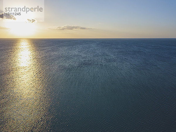 Luftaufnahme des Sonnenuntergangs über dem Meer  Holbox  Yucatan  Mexiko