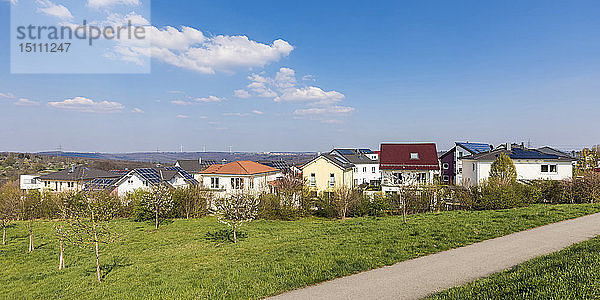Deutschland  Aichschiess  Neubaugebiet  moderne Einfamilienhäuser mit Sonnenkollektoren