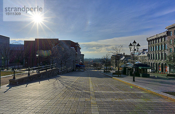 Kanada  Quebec  Montreal  Alter Hafen gegen die Sonne