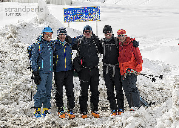 Georgien  Kaukasus  Gudauri  Porträt glücklicher Skitourenfahrer