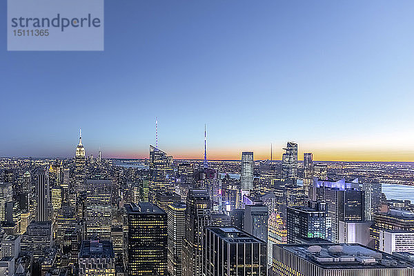 Skyline zur blauen Stunde  Manhattan  New York City  USA
