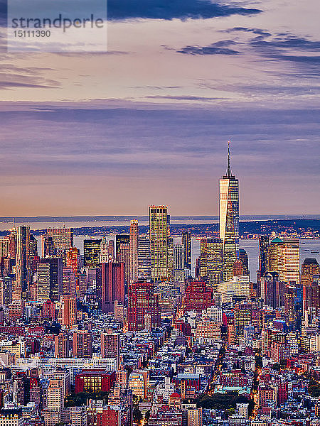 Luftaufnahme der Skyline von Manhattan bei Sonnenuntergang  New York City  New York  USA