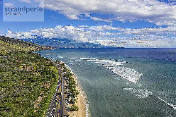 Luftaufnahme über die West Maui Mountains  den Pazifischen Ozean und die Küste entlang der Hawaii Route 30  Maui  Hawaii  USA