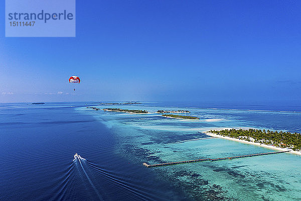 Malediven  Süd Male Atoll  Gleitschirmflug entlang eines Atolls  Luftaufnahme