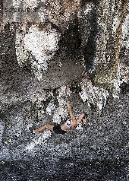 Thailand  Krabi  Insel Lao Liange  Frau bouldernd in Felswand