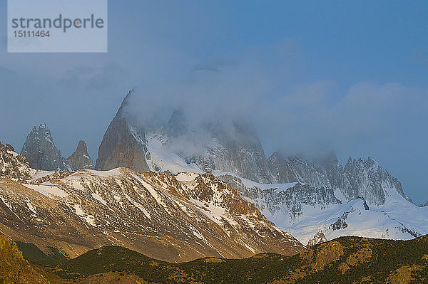Blick auf den Berg Fitz Roy bei El Chalten bei Sonnenaufgang  Patagonien  Argentinien  Südamerika
