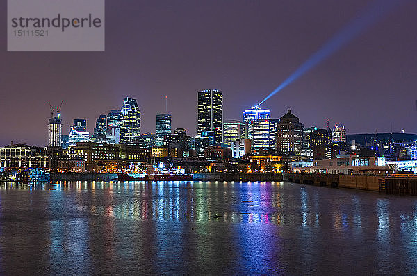 Kanada  Quebec  Montreal  Skyline bei Nacht