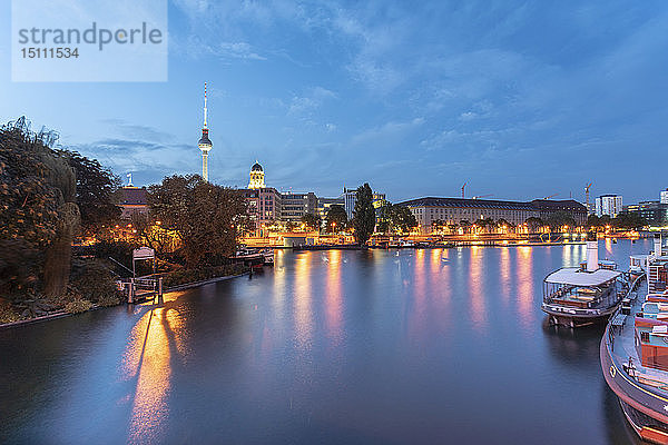 Deutschland  Berlin  Blick auf die Skyline mit Fernsehturm in der Dämmerung